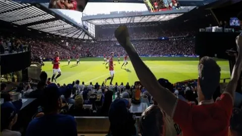 “哈兰德曼城神迹：167场比赛狂射145球，与C罗曼联346场进球纪录同步闪耀！”